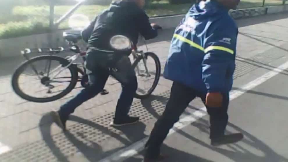 Así le robaron la bicicleta a una mujer en una cicloruta en Bogotá