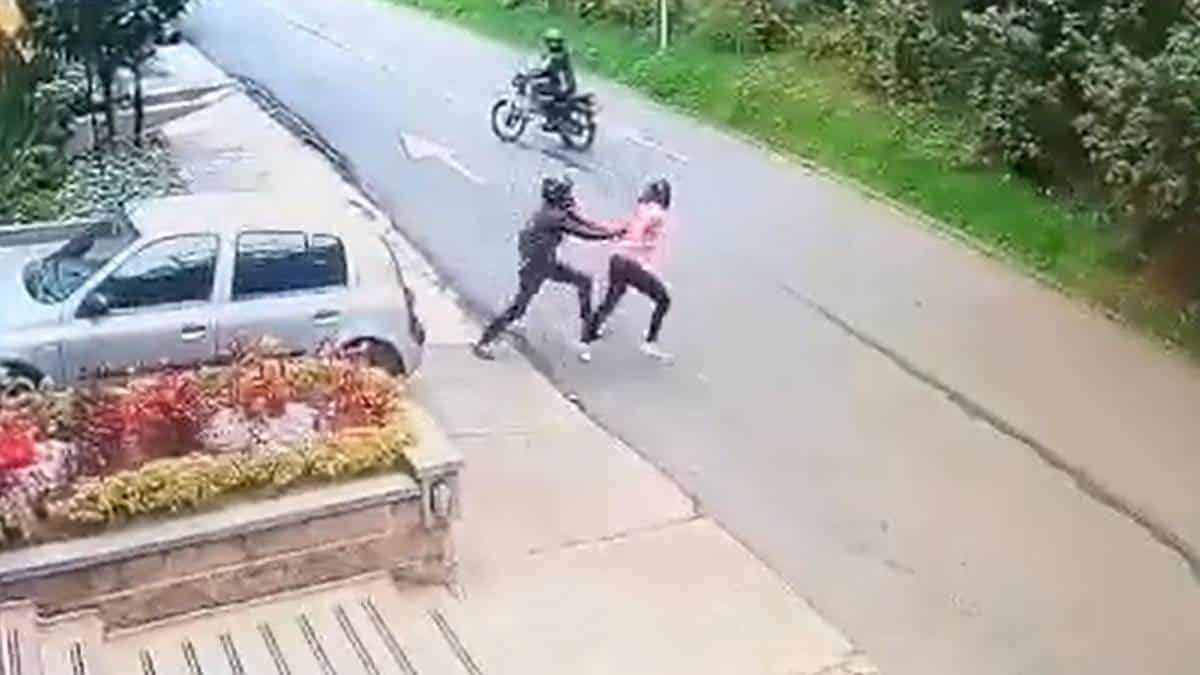 Cámara de seguridad registró robo a una mujer en Chapinero