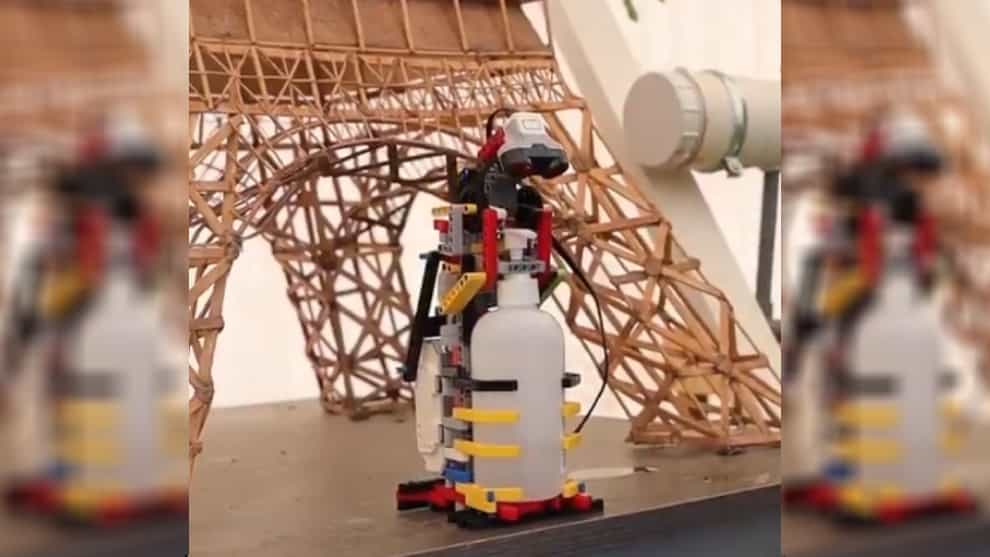 Refugiados sirios construyen robot desinfectante con legos