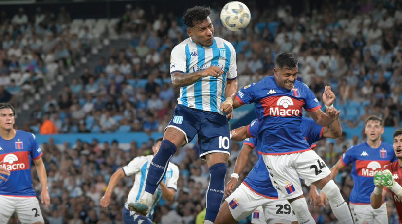 ¡Conexión colombiana en Racing! Juan Fernando Quintero asistió y Roger Martínez definió: video