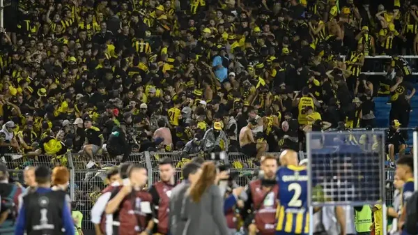 Jugador de Peñarol fue agredido con una piedra al finalizar el juego contra Rosario Central: video