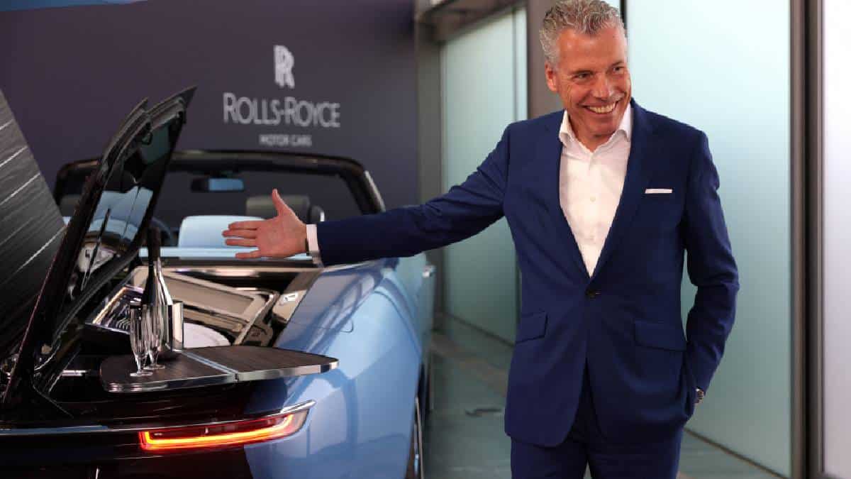 Foto: Adrian Dennis - AFP. El director ejecutivo de Rolls-Royce, Torsten Müller-Ötvös, junto al auto Boat Tail.