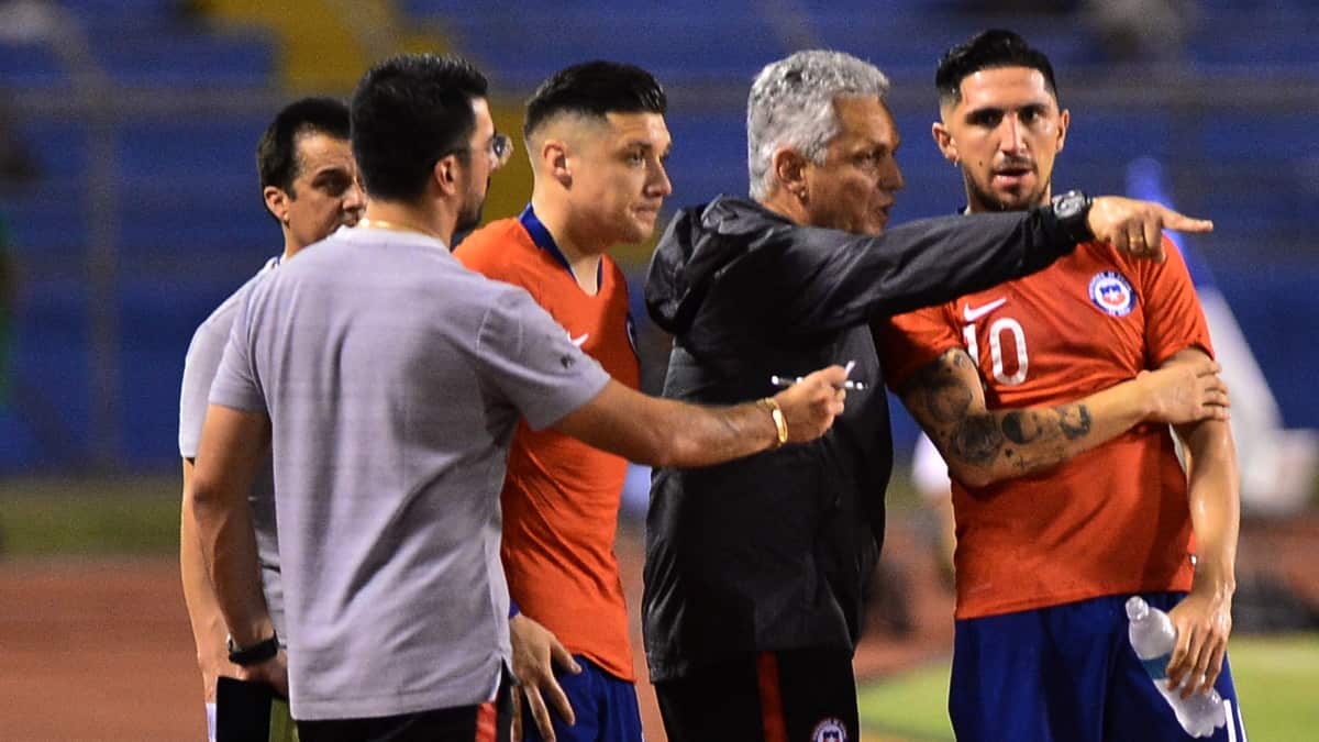 Exjugadores chilenos contra Reinaldo Rueda por eliminación Catar 2022