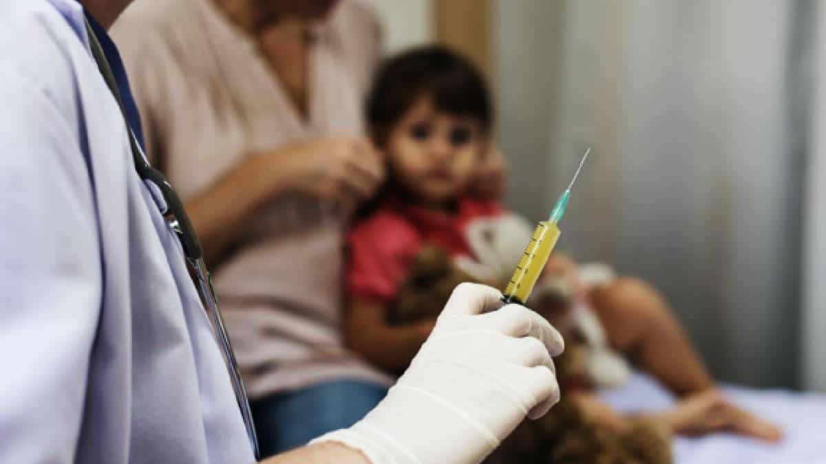 Rusia pide a BRICS a producir masivamente vacunas rusas contra covid-19