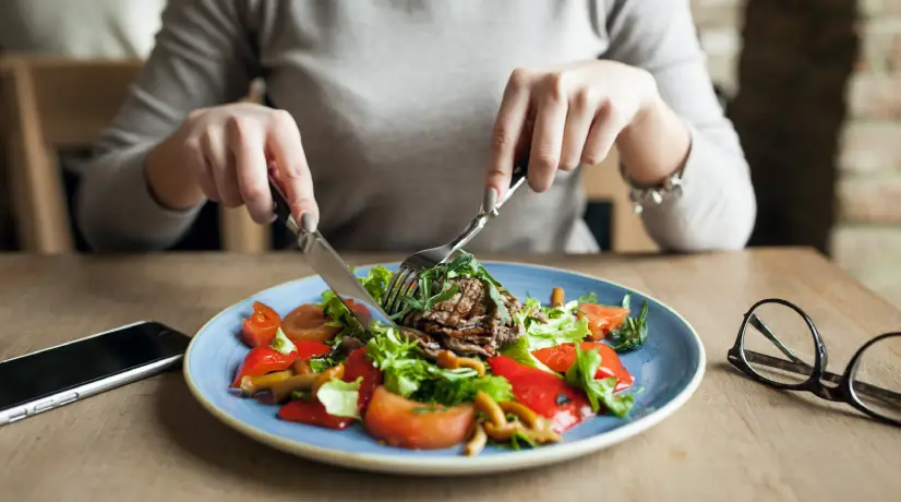 ¿Es necesario saltarse la cena para bajar de peso? Expertos responden