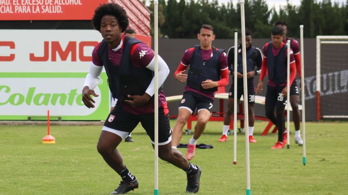 Foto: @SantaFe Carlos 'La Roca' Sánchez