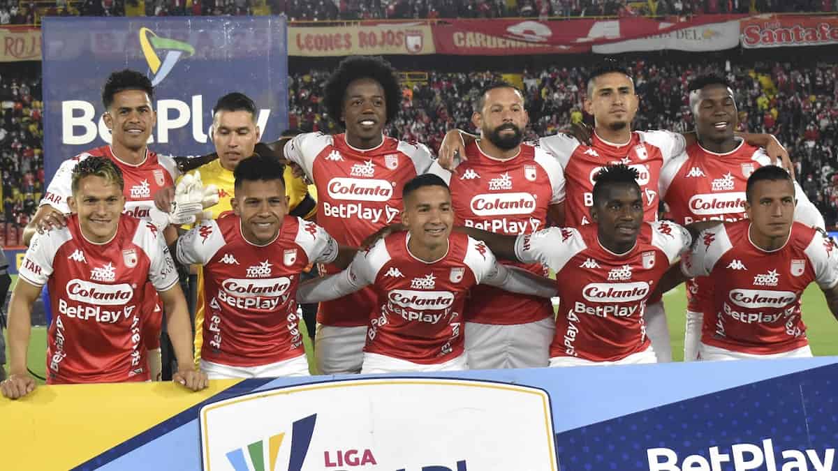 Santa Fe jugando un partido de Liga BetPlay en El Campín de Bogotá.