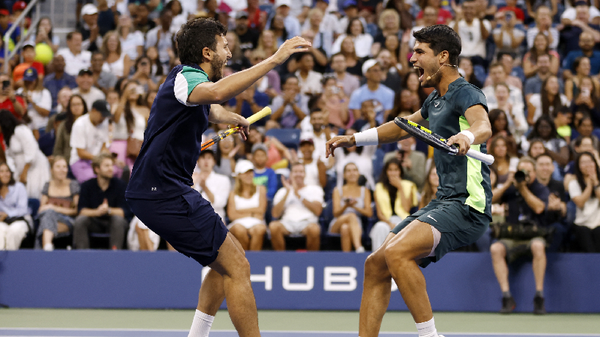Sebastián Yatra debutó en el tenis: jugó al lado de Carlos Alcaraz en una exhibición del US Open