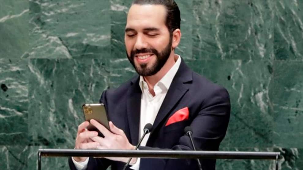 Nayib Bukele mientras se foto una selfie en la Asamblea de la ONU. Foto: EFE