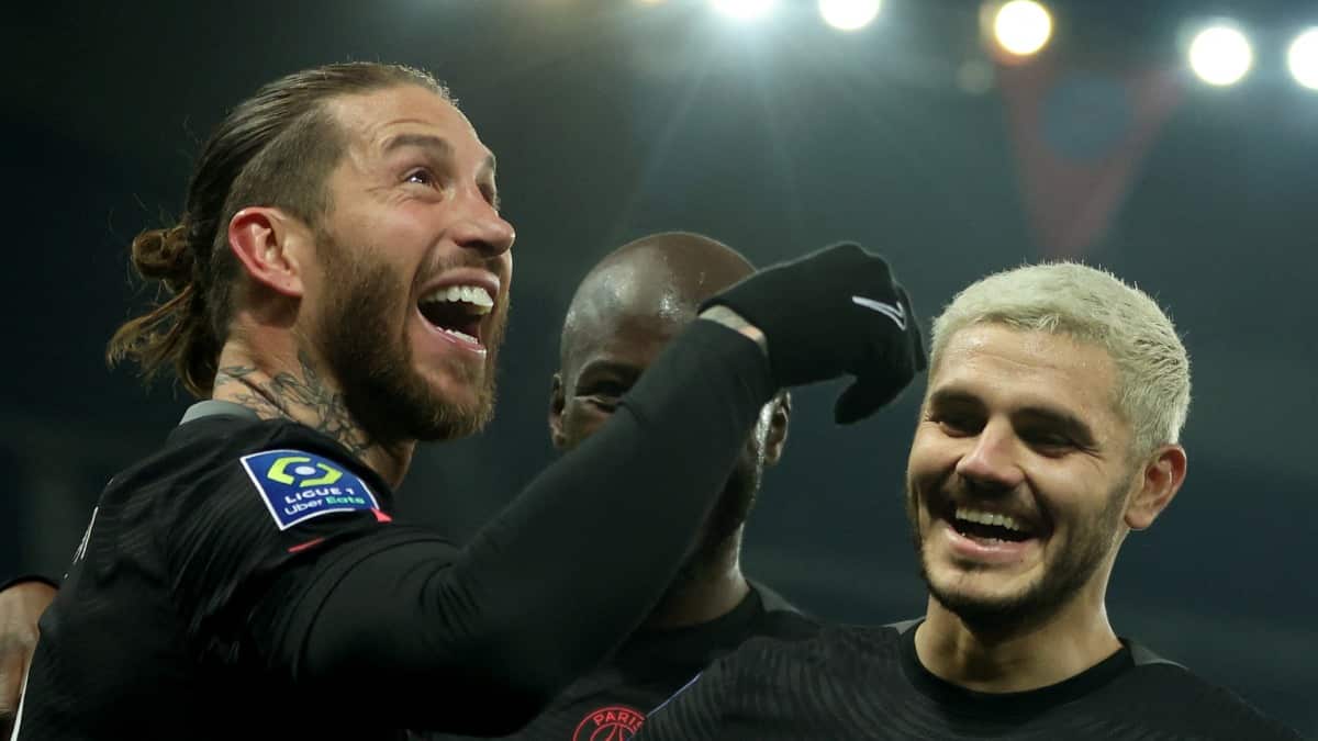 Sergio Ramos marca su primer gol con PSG y lo celebra con sus compañeros.