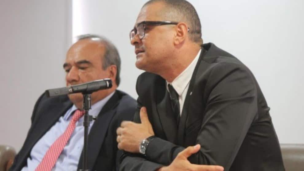 El contralor es acusado de varios delitos.