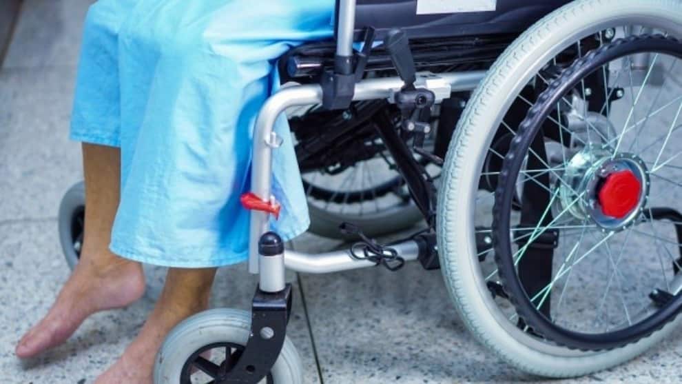 Cobraba subsidios por discapacidad y la grabaron bailando en una fiesta