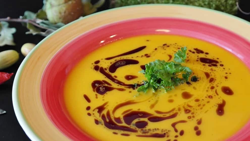 Con varios litros de sopa combaten el coronavirus