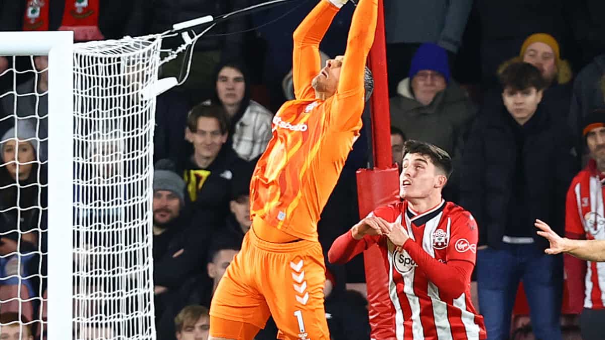 El club de la Premier League que contrató a un arquero por 30 días