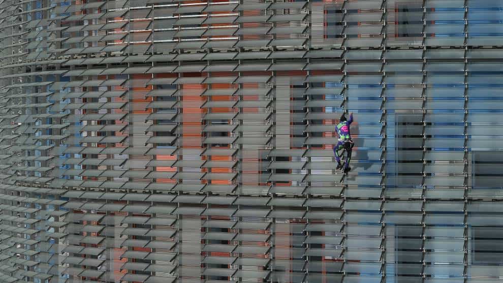 Escaló un rascacielos sin seguridad para luchar contra el terror del coronavirus