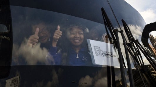 FOTO: Miembros de la Asamblea de Venezuela se dirigen hasta la frontera