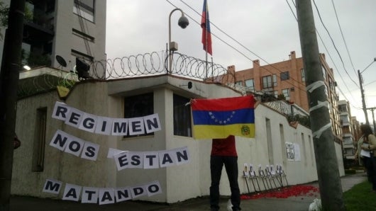 Protesta en la embajada de venezuela, en Bogotá.