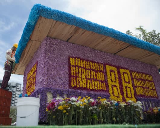 Una casa cubierta de flores es una de las principales atracciones. Foto: AFP