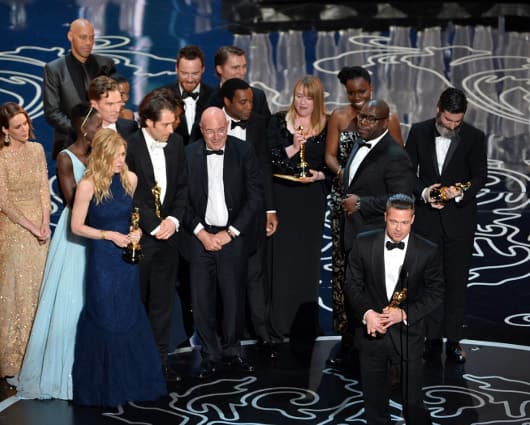 Brad Pitt recogió su primer Oscar después de cinco nominaciones. Foto: AFP