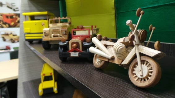 Réplicas en madera de autos y motos clásicas, las más vendidas. foto: NoticiasRCN.com