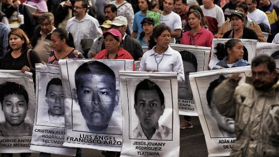 La Fiscalía señala que los jóvenes fueron atacados a tiros por policías corruptos de la ciudad de Iguala. Foto AFP