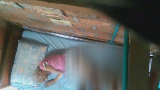 La mujer era golpeada.