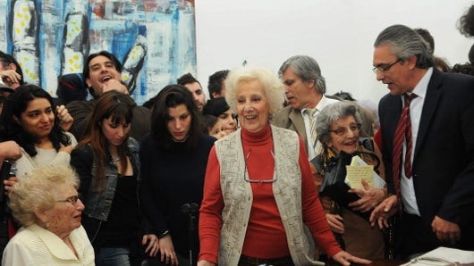 Estela de Carlotto junto a sus compañeras de lucha. Foto: EFE.