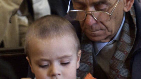 Abuelo y nieto. Foto: AFP