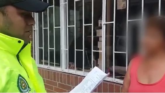 Momento de la captura de la presunta abusadora. Foto: Policía Metropolitana de Bogotá.