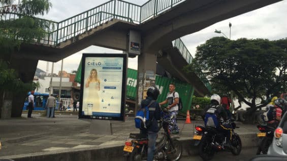 Los escombros del puente peatonal bloquean parte de la troncal del sistema de transporte masivo MIO, en el sentido sur-norte. Foto @elmermontana