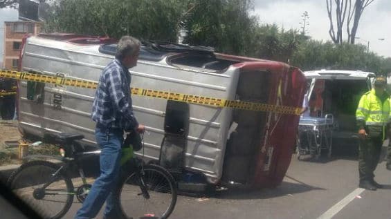Las autoridades hacen presencia en el sitio del accidente para atender la situación. Foto Red de Apoyo Bogotá