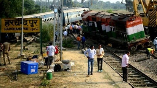 Accidente de tren en India deja al menos 50 muertos. Foto: SANJAY KANOJIA /AFP