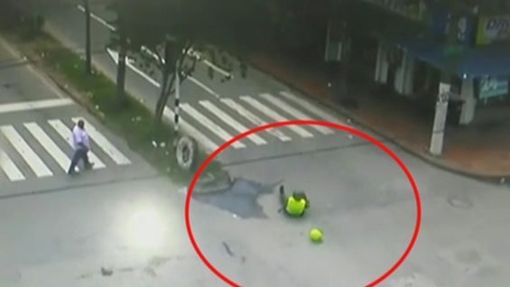 El policía sufrió una fractura en una de sus piernas.