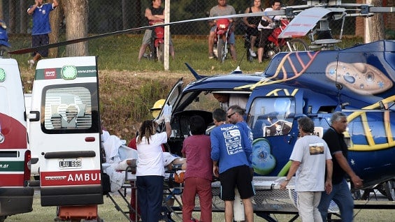 Momento en el que uno de los espectadores fue trasladado a un centro médico. Foto: AFP.