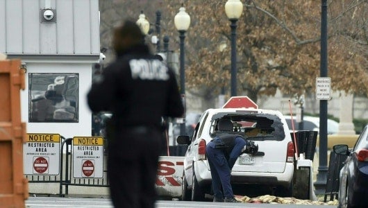 Foto: Miembros de la policía revisan el vehículo que impactó contra el muro de seguridad de la Casa Blanca / NoticiasRCN.com - AFP