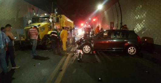 Accidente en el tunel Boquerón entre Bogotá y Villavicencio registrado este viernes. Foto: Bomberos de Cundinamarca