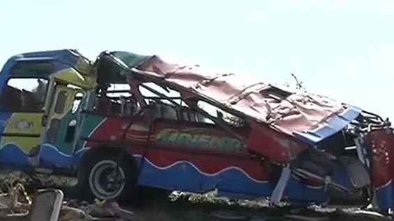 El conductor del bus perdió el control y se volcó fuera de la vía. Foto: Noticias RCN