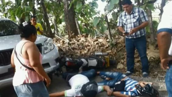 Los ocupantes de la moto permanecieron en el piso aturdidos por varios minutos. Foto NoticiasRCN.com