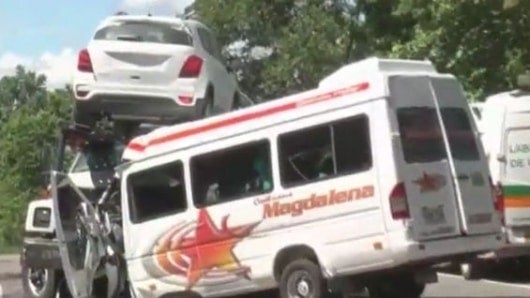 El bus y el tractocamión chocaron de frente.