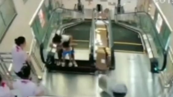 La mujer alzó a su hijo y lo salvó, antes de ser succionada por el mecanismo.