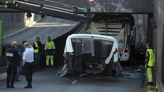 Restos del autobús que transportaba cerca de 60 estudiantes españoles de Bilbao a Ámsterdam. Foto: EFE.