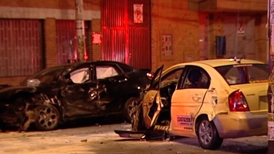 La caceta del vigilante del sector quedó destruida tras el choque de los dos vehículos.