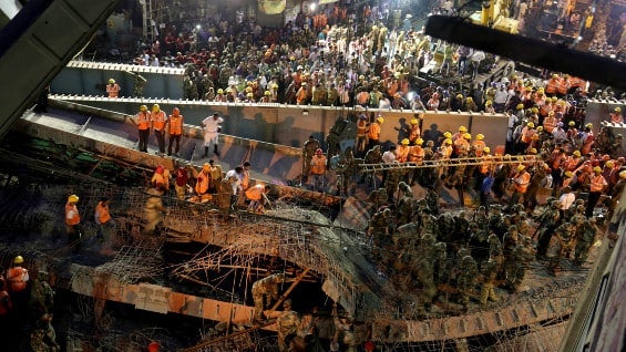 Muchas personas llegaron al lugar a tratar de buscar a sus familiares. Foto: EFE.