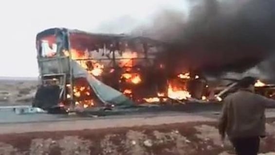 El autobús quedó completamente calcinado tras el choque. Foto: Twitter