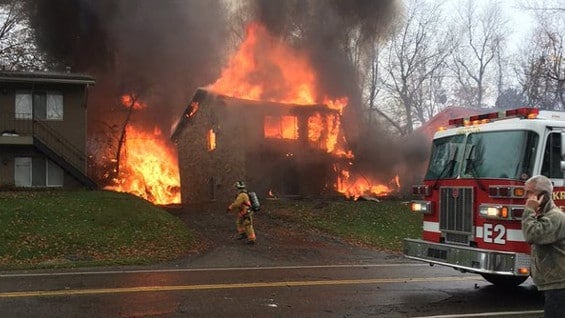 El avión cayó sobre una zona residencial en Ohio.