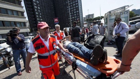 Los heridos fueron sacados de la estación y fueron trasladados en ambulancia a centros hospitalarios. Foto: EFE