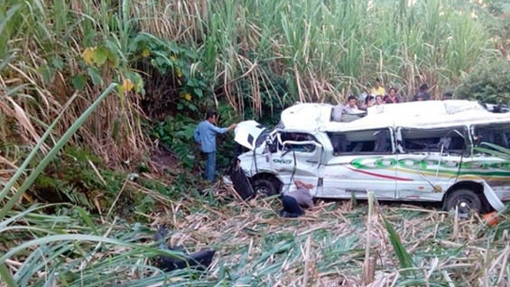 En Villeta una buseta de transporte de pasajeros rodó a un abismo.