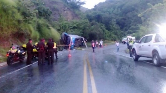 Al menos 4 muertos y 15 heridos deja el volcamiento de un bus en ...