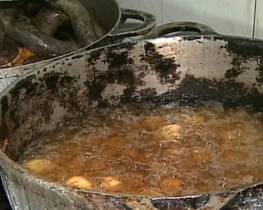 Caliente el aceite a calor medio, para llevarlo a la temperatura de manera gradual. Foto: NoticiasRCN