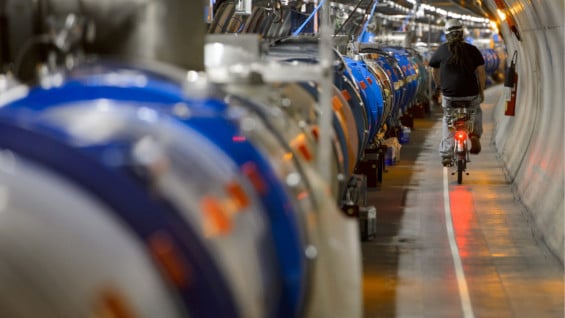 Durante los dos años de paro técnico, centenares de ingenieros y técnicos trabajaron para reparar el LHC. Foto: AFP